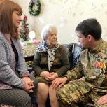 Ветеран СВО и активисты партии «Единая Россия» навестили жительницу блокадного Ленинграда