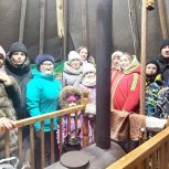 В Новом Уренгое посетители праздничной программы в русской избе познакомились с традициями народов севера