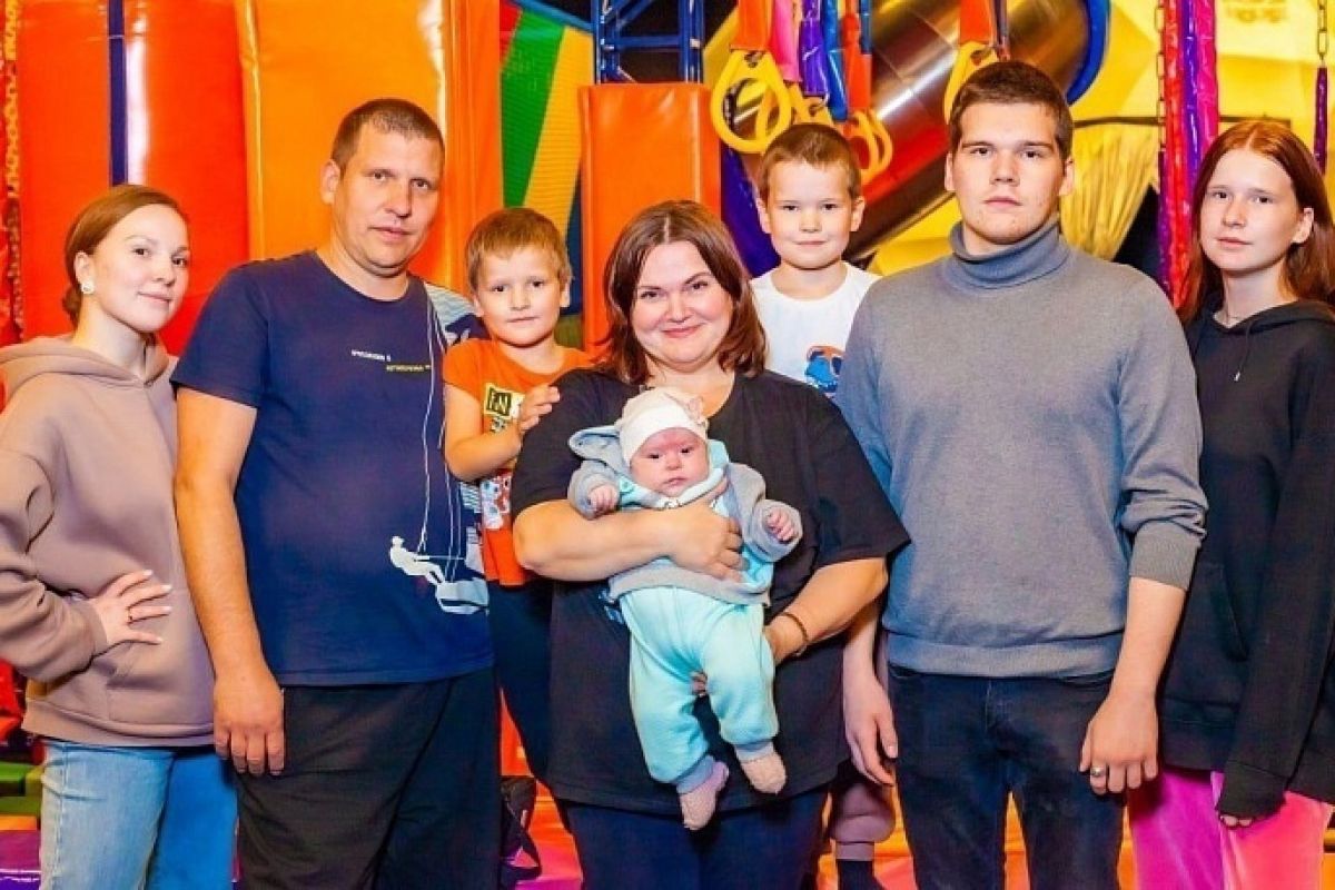 Многодетная семья Рюминых из Архангельска награждена медалью ордена «Родительская слава»