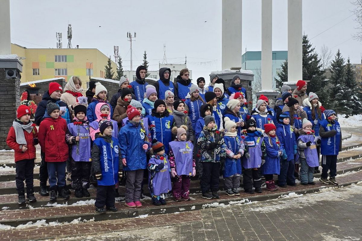 Молодые активисты Приокского района возложили цветы к Вечному огню в честь героев блокадного Ленинграда