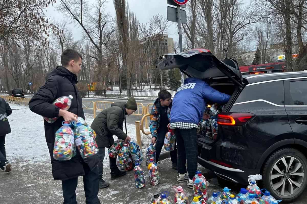 Молодогвардейцы и школьники Саратова передали на переработку более 50 000 пластиковых крышек