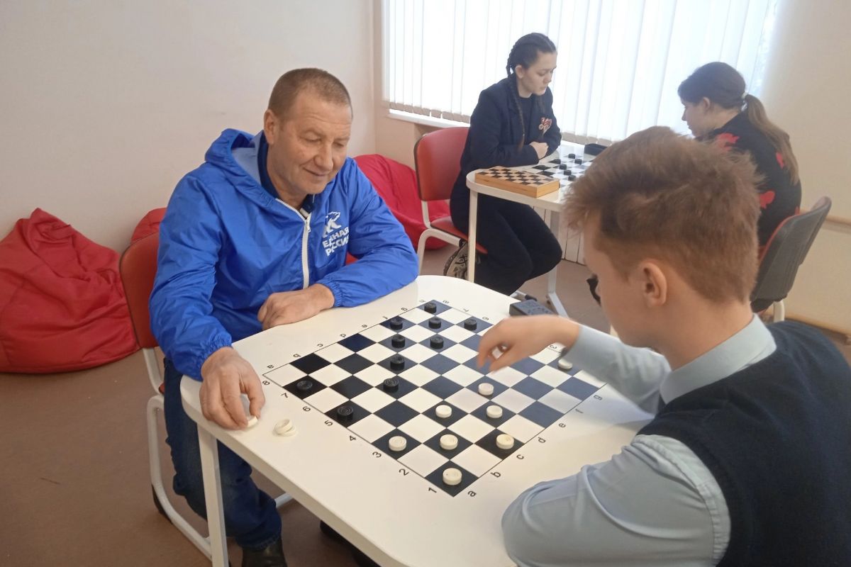 Партийцы Порецкого округа провели турнир по шашкам среди школьников