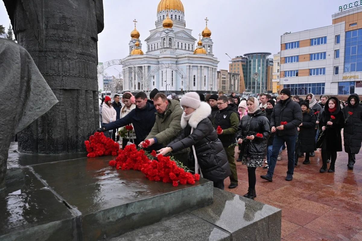 В Саранске возложили цветы к Вечному огню в день снятия блокады Ленинграда