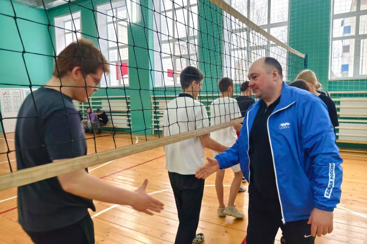 Спортивные соревнования по волейболу. Волейбол в школе. Турнир по волейболу в школе. Лицей 13 краснообск спортзал. Волейбол.