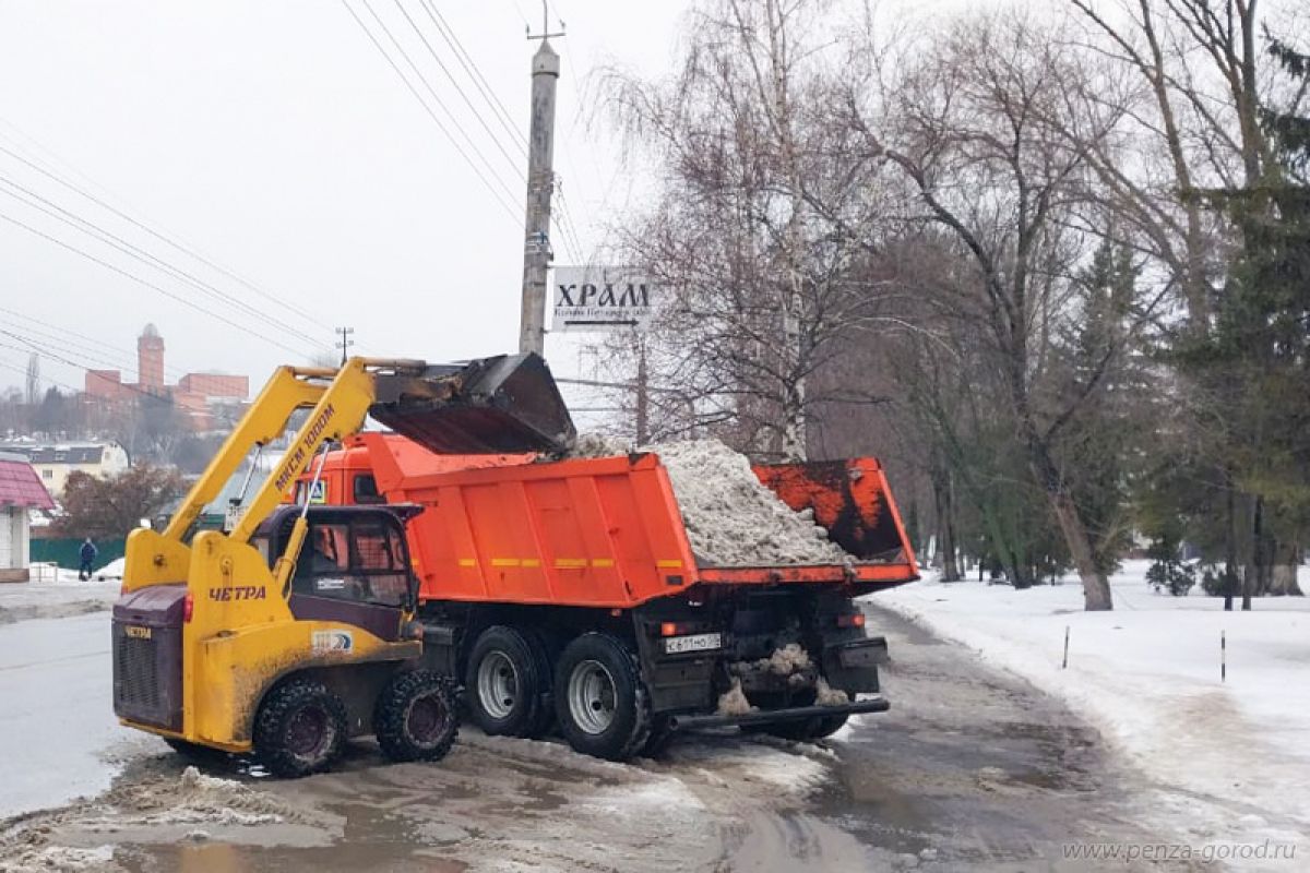 В рамках Народной программы специалисты муниципального бюджетного учреждения проводили мероприятия по устранению последствий снегопада