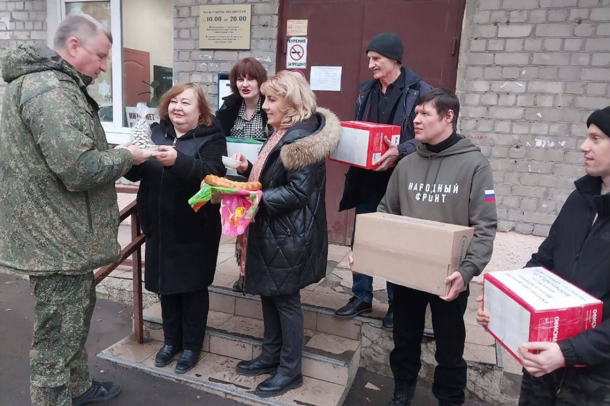 Партийцы Октябрьского района передали новогодние подарки солдатам на СВО