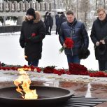 В Сыктывкаре снятие блокады Ленинграда и освобождение Освенцима почтили возложением цветов
