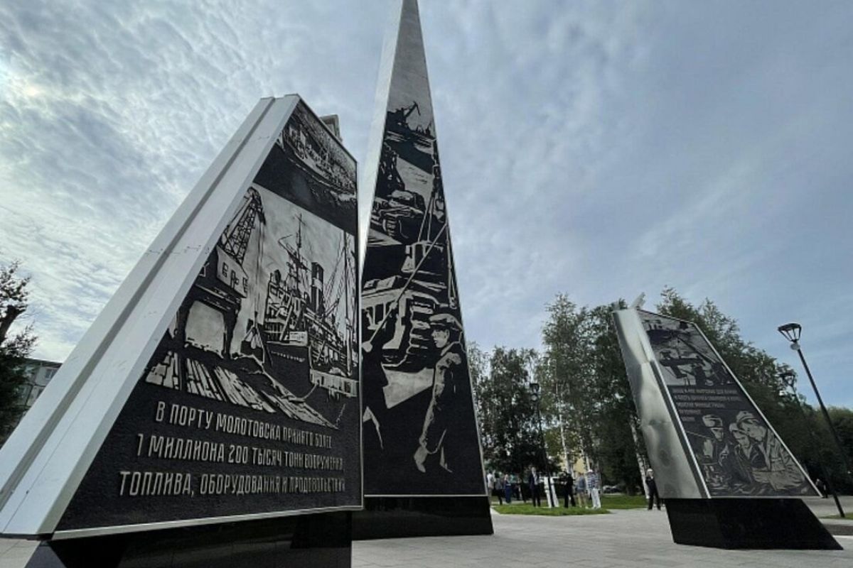«Единая Россия» установила памятные стелы в 43 городах трудовой доблести