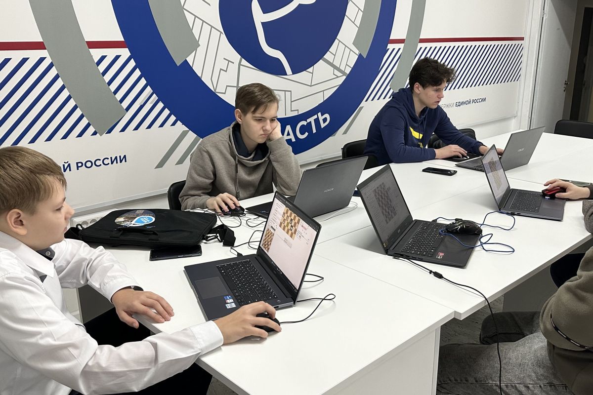 В Штабе общественной поддержки «Единой России» прошел Второй шахматный турнир в клубах Сергея Карякина
