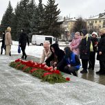 «Единая Россия» приняла участие в возложении цветов к Монументу Воинской Славы и Вечному огню в День полного освобождения Ленинграда от фашистской блокады