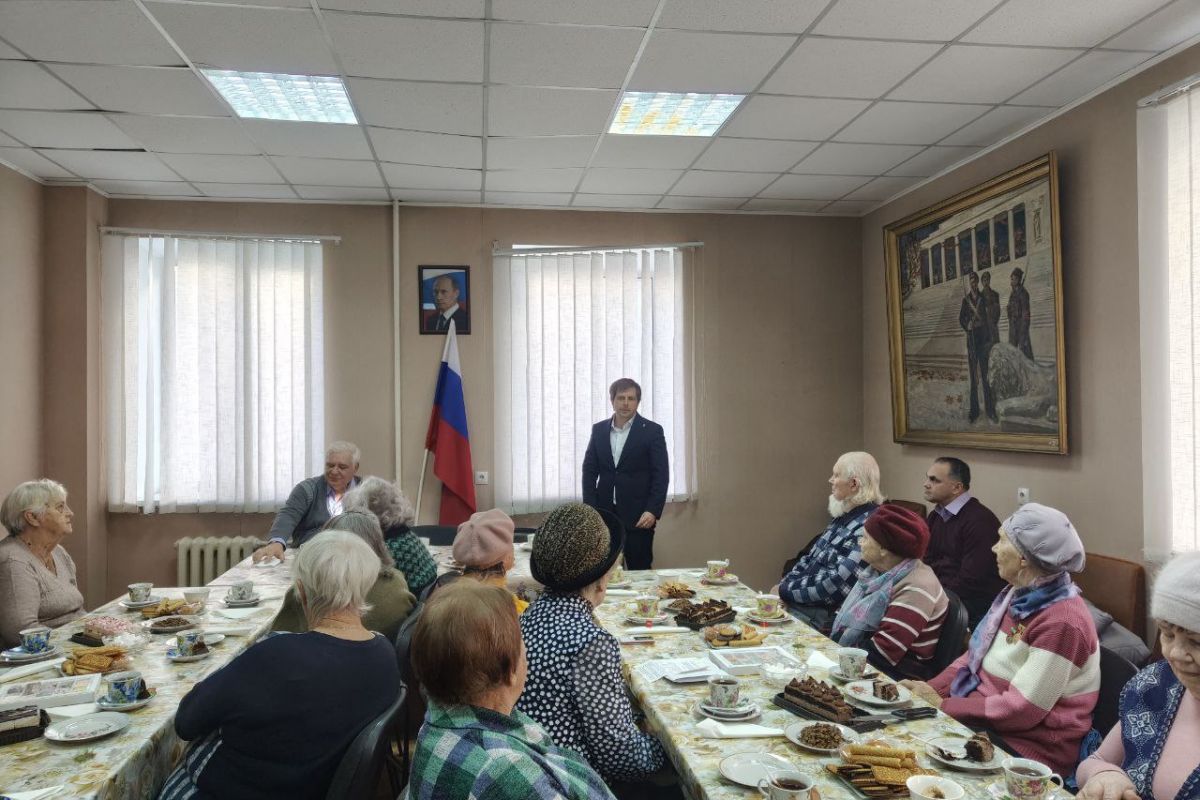 Партийцы провели традиционное чаепитие с блокадниками