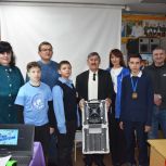 В День детских изобретений единороссы подарили Брянковской станции юных техников квадрокоптер