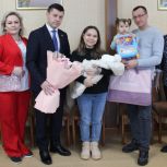 В Аксубаевском районе чествовали первого рожденного в новом году младенца
