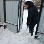 Единороссы в Катав-Ивановске помогли местным жителям справиться с последствиями снегопада