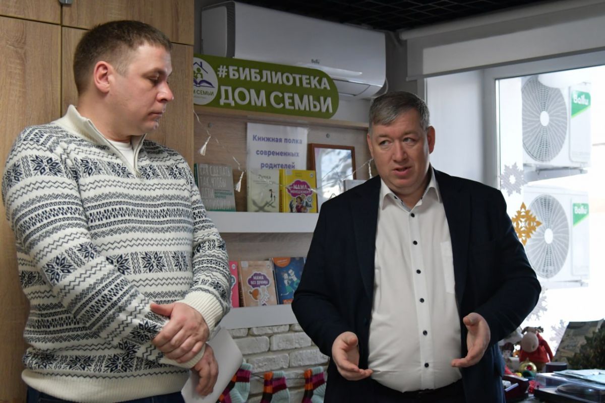Благовещенские депутаты помогут с благоустройством территории у библиотеки