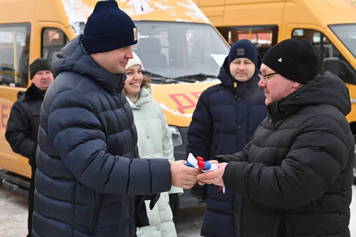 Виталий Хоценко передал школам Омской области 92 новых автобуса