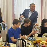 Сергей Яхнюк поздравил с наступившим Новым годом воспитанников социальных центров