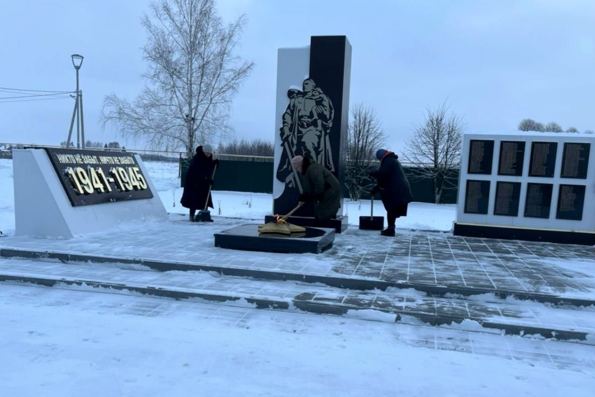 Рассказовские единороссы организовали субботник на территории памятников воинам-землякам