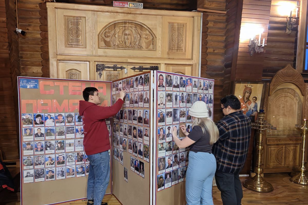 Активисты «Единой России» и МГЕР обновили Стену Памяти погибших бойцов специальной военной операции в Анадыре
