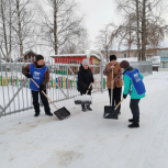В Устье расчистили тротуар у детского сада «Березка» силами активистов и волонтеров