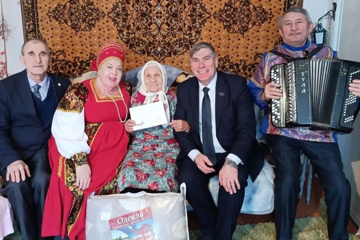 Партийцы поздравили заинскую труженицу тыла с днем рождения