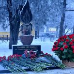 Активисты «Единой России» почтили память жертв трагедии на Боссе в Донецке