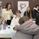 «Единая Россия» устроила для школьников Геническа экскурсию в МФЦ