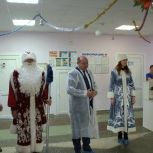 «Единая Россия» вместе с Дедом Морозом и Снегурочкой вручили подарки маленьким пациентам