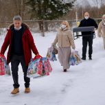 Депутаты "Единой России" привезли подарки ребятишкам социального приюта