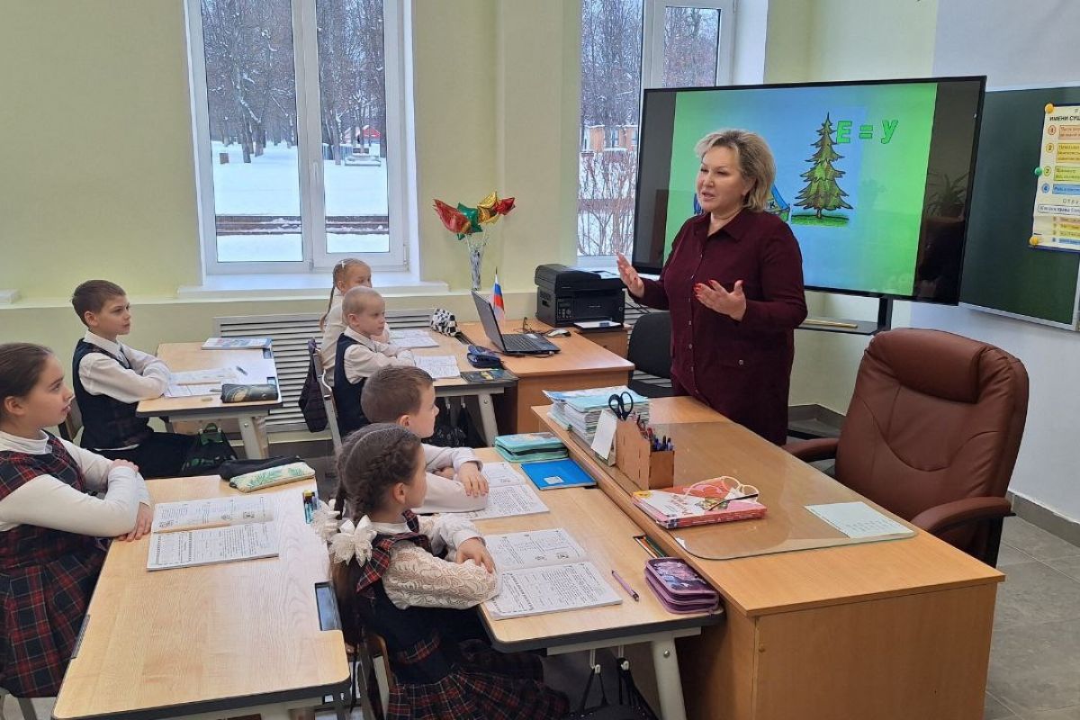 Елена Писарева оценила старорусские гимназию, спортшколу, а также библиотеку после капремонта