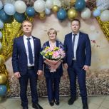 Депутаты «Единой России» поздравили активистку клуба «Рябинушка» с юбилеем