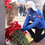 Активисты «Единой России» и «Молодой Гвардии» возложили цветы к памятнику детям блокадного Ленинграда в Омске