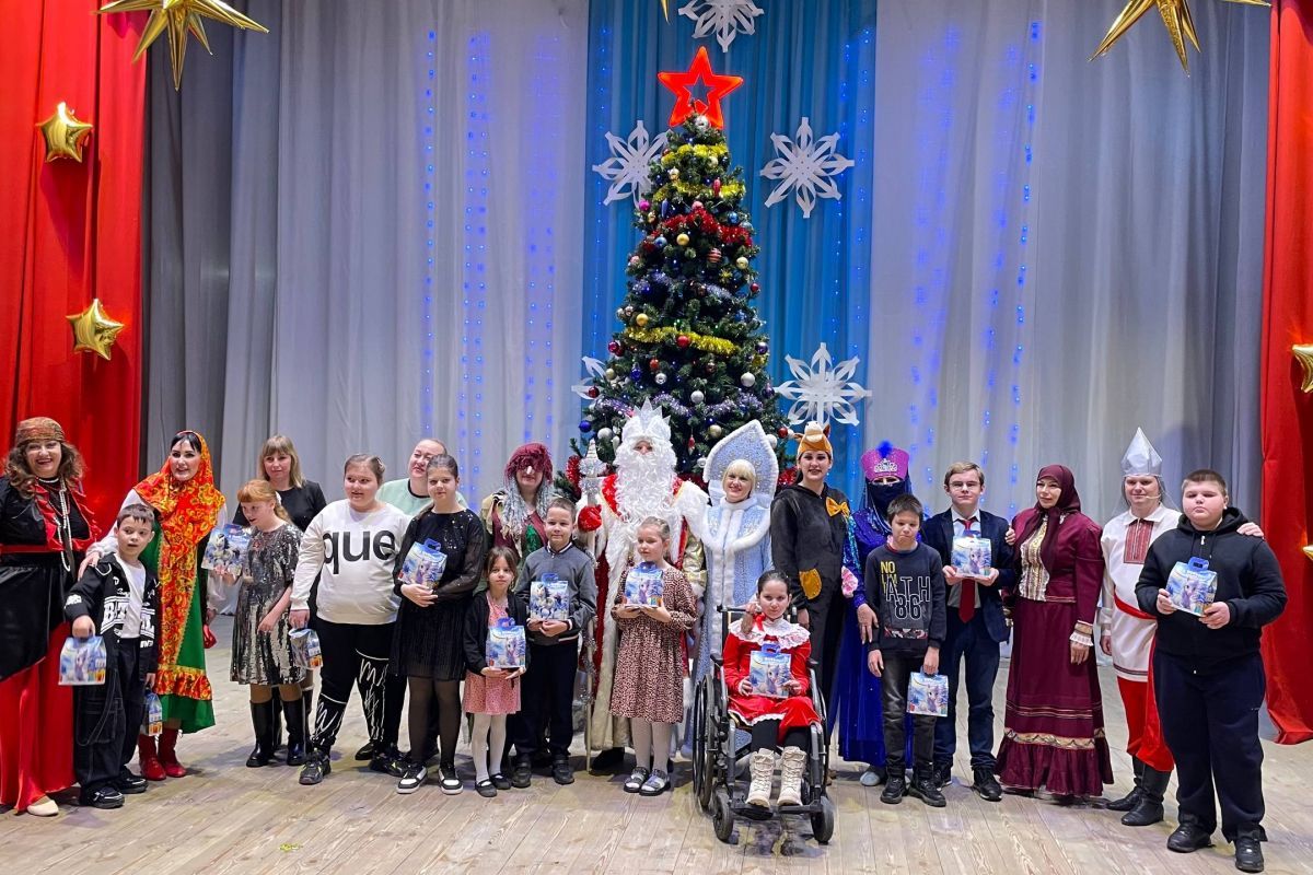 «Единая Россия» организовала празднование Нового года и Рождества для жителей регионов всех возрастов