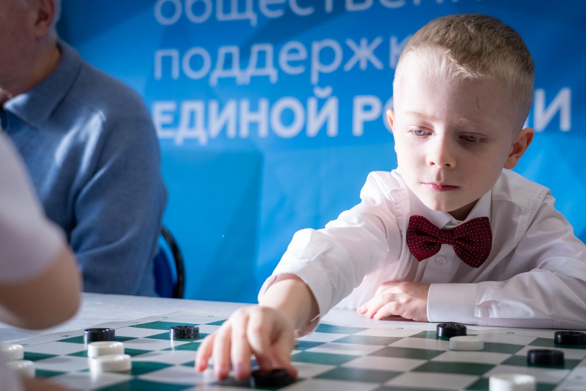 Семейный дебют — малыши и их родители сразились в шашки