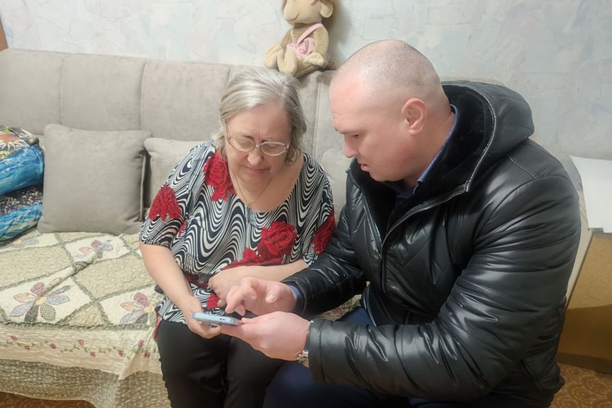 Партийцы Сургута подключили пенсионерке телемедицинское приложение