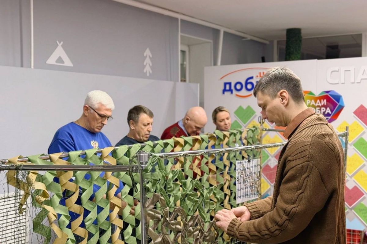Партийцы Пуровского района плели маскировочные сети в новогодние каникулы