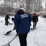 Секретари первичных отделений «Единой России» организовали уборку снега в Рязани