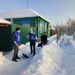 В Моршанске молодогвардейцы вместе со школьниками помогают в уборке снега