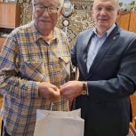 Внимание. Забота. Уважение: ветерану Великой Отечественной войны вручили новогодний подарок