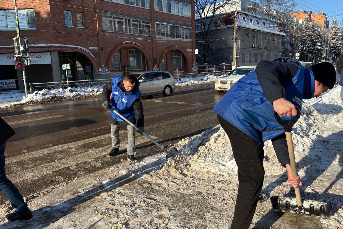 Партийцы и молодогвардейцы помогают городу расчищать остановки от снега