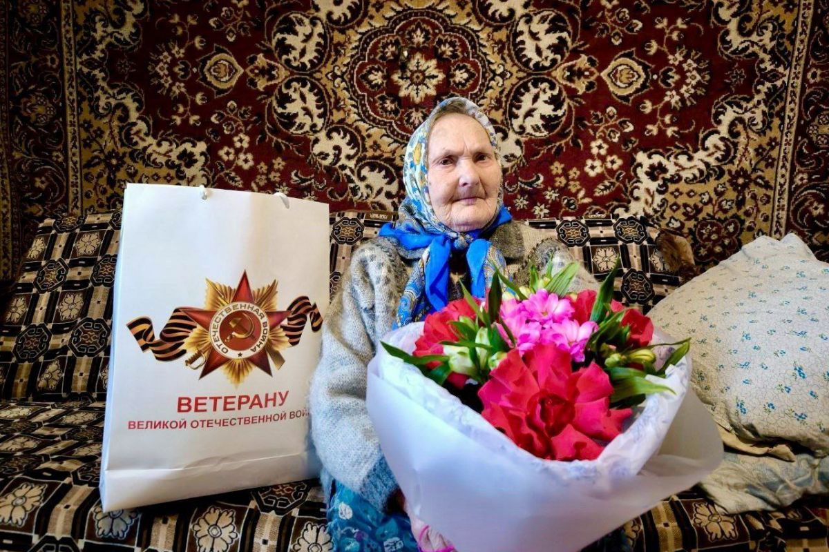 Единороссы Мамоново поздравили труженицу тыла Нину Дарьину с 97-м Днём рождения