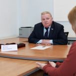 Прием граждан провел в партийной приемной Игорь Дитрих