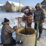 Депутаты «Единой России» помогли с очисткой колодца в Комсомольском округе