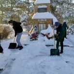 Активисты «Единой России» в Старожиловском округе провели уборку снега у памятных мест