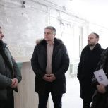 В Октябрьском районе Уфы партдесант с родителями помогают ремонтировать школу