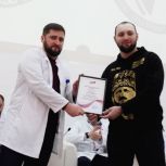 Активисты «Молодой Гвардии» поблагодарили коллектив госпиталя ветеранов войн имени М.Т. Индербиева