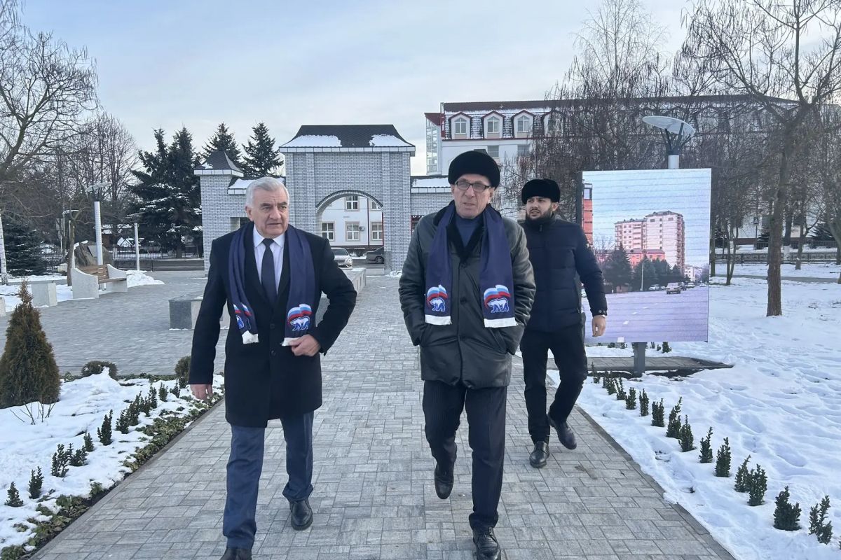 Партийный десант «Единой России» оценил ход благоустройства парка имени Карцхала Мальсагова в Назрани