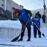 Партийцы и молодогвардейцы помогают городским службам убирать снег