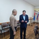В Знаменском округе вручили партийный билет участнику специальной военной операции