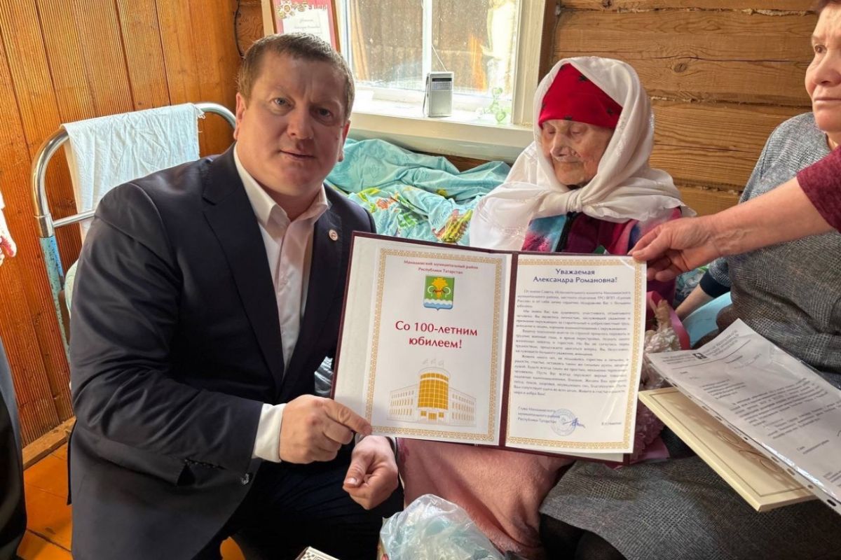 Вадим Никитин поздравил землячку со 100-летием